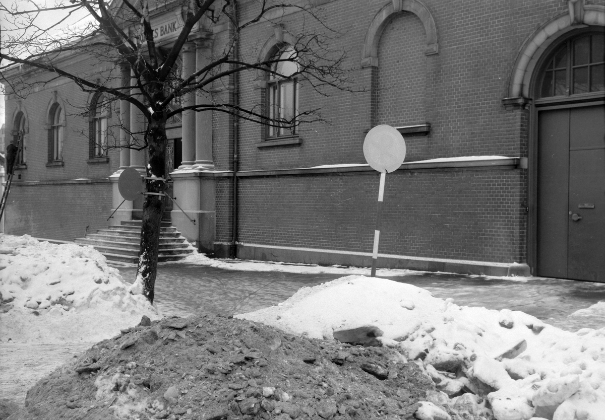 Parkering utenfor E. Fjeldseth og snøhauger i Kongens gate