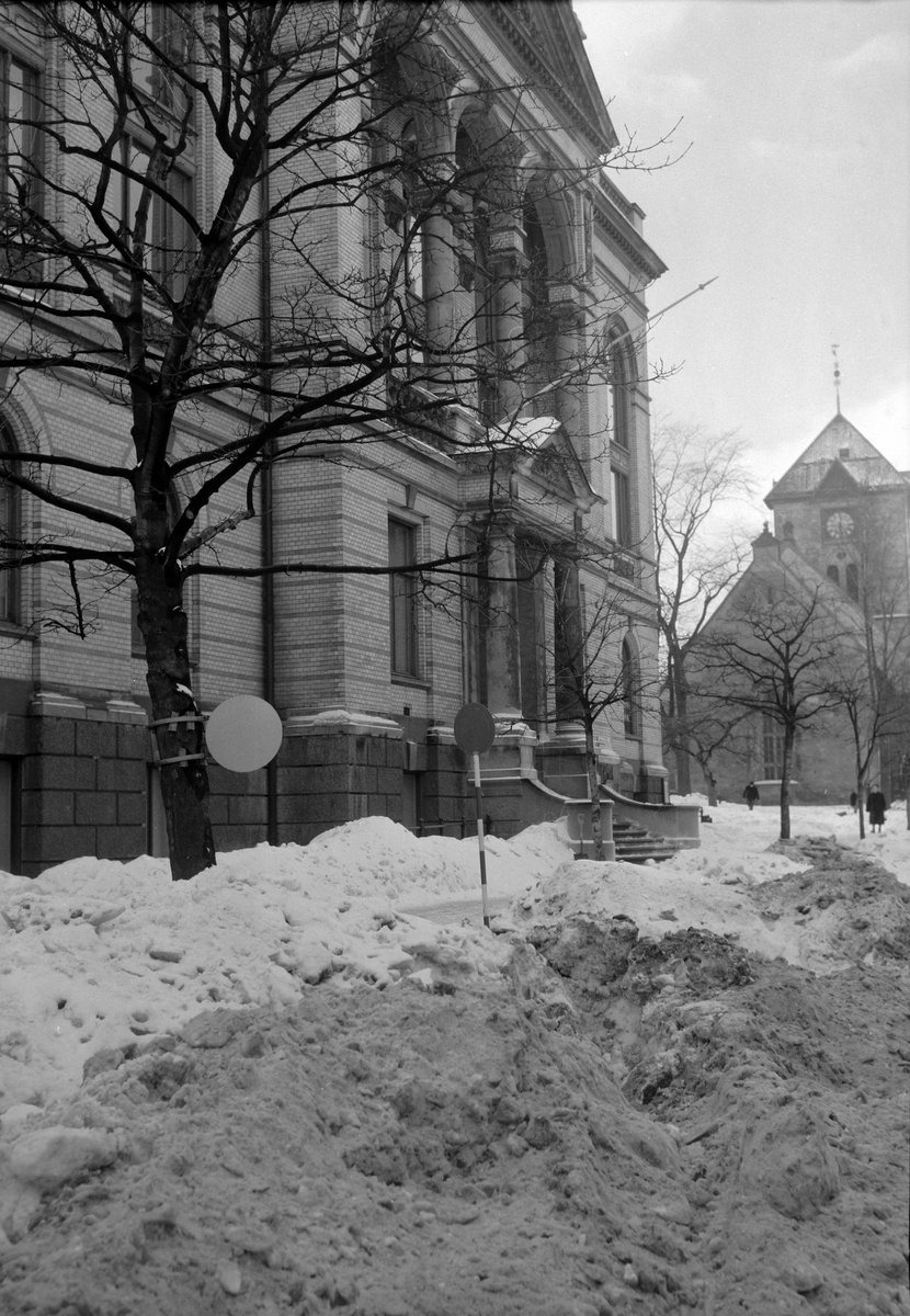 Parkering utenfor E. Fjeldseth og snøhauger i Kongens gate