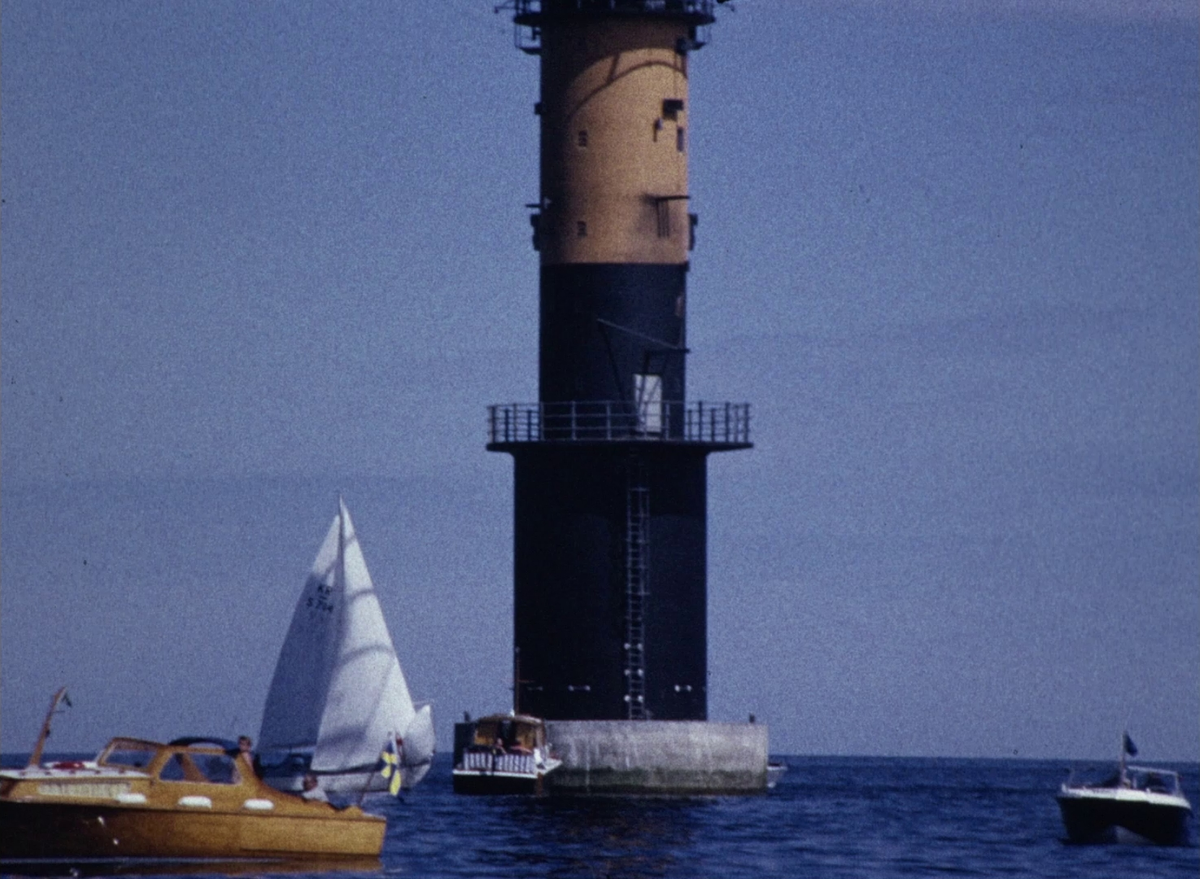 Färgfilm ur Knud H. Reimers personarkiv där bland annat hans egna båtkonstruktioner FINGAL, BACCHANT IV och SOLITUDE figurerar.


Vuxna och barn samtalar i sittbrunnen ombord en segelbåt. Båten ligger sedan förtöjd vid en klippa. Från ruffen kastas träbitar ut i vattnet, vilka en pojke för i land med en båtkrok. De tas emot av en kvinna på klippan, som även passar en yngre flicka. På en motorbåt slipas trädetaljer i fören med en slipmaskin.


En ung man seglar i FINGAL II, segelnummer KR-S714. I en kappsegling på Lilla Värtan tävlar samma båt mot bland annat PAX AUREA, ESS VI samt en annan båt som också är av modellen FINGAL, denna med segelnummer KR-S617. I bakgrunden syns oljecisterner i Stockholms Frihamn samt Kaknästornet under uppbyggnad.


En grupp ungdommar fikar i sittbrunnen ombord en segelbåt och diskar sedan efter sig.


Havskryssaren BACCHANT IV, segelnummer KR-S1015, seglar på öppet vatten med en jolle på släp. Hon filmas från FINGAL II.


Ytterligare en kappsegling går av stapeln vid Notö fyr, Åland, där en publik samlats på klippan för att titta på. En helikopter flyger över startfältet. Bland deltagarna finns FINGAL II, som efter seglatts på öppet vatten rundar Almagrundets kassunfyr. Där ligger flera motorbåtar och väntar, bland annat en polisbåt.


Två pojkar leker på flytmadrasser akter ut från BACCHANT IV. Havskryssaren ligger förtöjd bland andra båtar i ett hamnområde, där pojkarna tillsammans seglar runt i kryssarens jolle. BACCHANT IV seglar sedan på egen hand i skärgårdsmiljö.


Vid Dockstavarvet filmas två båtar: motorseglaren SOLITUDE, byggd på direktör Ulf Hedbergs beställning, samt sjöräddningssälskapets livräddningskryssare GRÄNGESBERG, som är upptagen på land för reparation. Båtbyggaren Karl Sundin, varvets ägare, borrar ett hål i motorseglarens tak innan man ger sig ut på en provtur över Docksta- och Ullångersfjärdarna. Från masterna fotograferar en man båten från ovan. Skeppsbåten sätts ned i vattnet och SOLITUDE filmas sedan på avstånd. Styr- och navigationsutrustningen i hytten filmas. Ombord häller Reimers upp alkohol i glas med is och skålar.


En rad segelbåtar ligger förtöjda vid klippor, möjligtvis i närheten av Västerås. De seglar gemensamt ut på Mälaren.