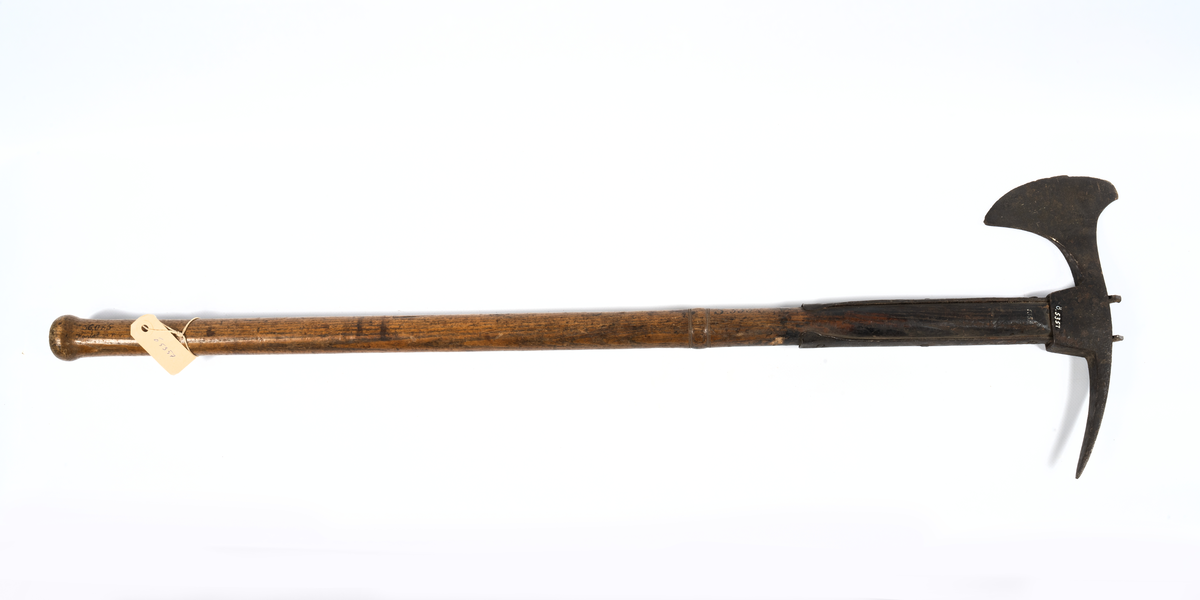 Änterbila med svarvat skaft av ek. Trofé tagen 1790 vid Svensksund.