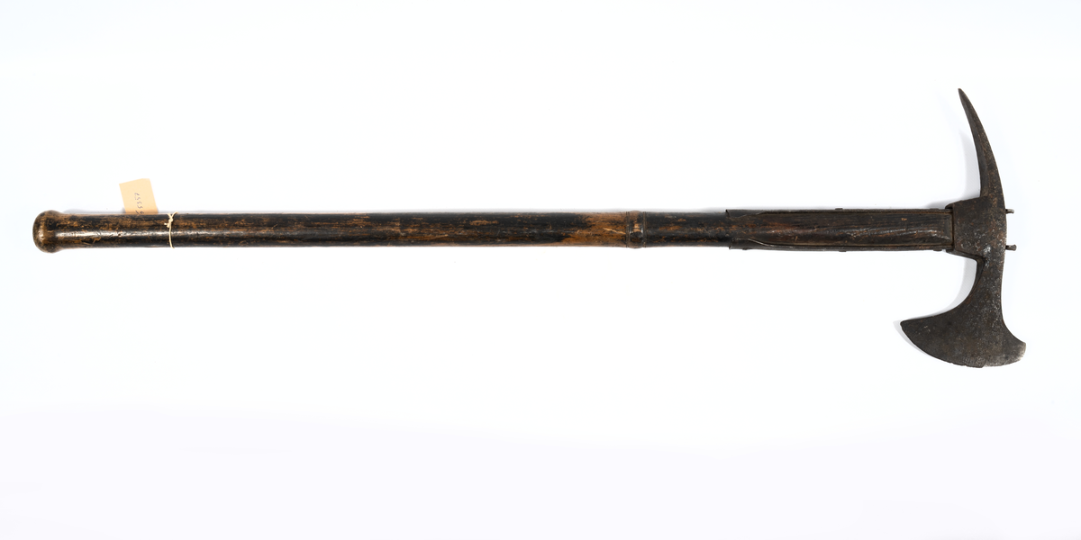 Änterbila med svarvat skaft av ek. Trofé tagen 1790 vid Svensksund.