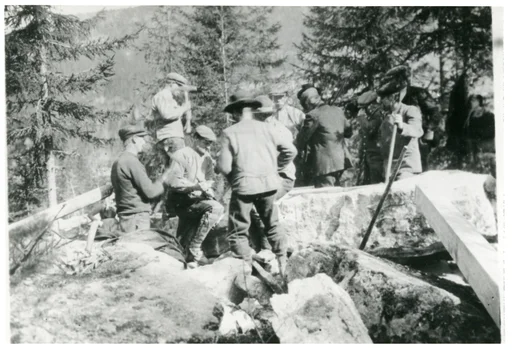 Tilhogging av bautasteinen som står ved Bruflat kirke