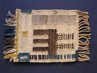 Mattprovet är vävt i rölakansteknik.
Mattans mönster består av en grå botten med blå linjer,på linjerna är det vävt
kuber,åtta kuber på varje linje,dessemellan bruna taggiga (staplar) mönster.

Skiss finns

Mattprovet är vävt på Önnestads mattväveri.

Se äv. inv.nr 1233, 1235 och 1236.