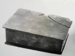 skriveskrin - med innhold (393 knappenåler + 59 di