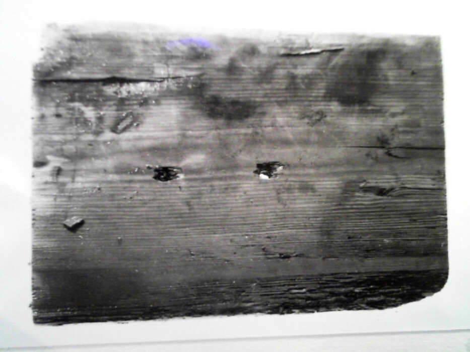 Gran. Kistens langsider er skråttstillet slik at kisten er smalere ned enn oppe. Bunnen består av 2 planker tykkelse 2,2. Fra bunnen er slått spiker med store hoder opp i kistens sidebord. Spikernes hoder er diameter 1,5 og deres side er 0,6 x 0,4. Kortsidene er trapesformete hver av dem laget av 2 bord tykkelse 1,75. I sidene på dem er dels tappet inn trenagler dels slått inn spiker fra langsidenes ender. Vel 20 fra bunnen er i hvert endestykke 2 hull med diameter 1 og 7 fra hverandre. Disse er for hankene. I ett av hullene satt det igjen rester av tau som var slått av 3 kordeler. Det smale bordet nederst i forkant er bredde 8,4 og tykkelse 3 nederst. oppe er det tykkelse 2,6. Det smale bordet nederst på baksiden er 8,3 i ene enden og smalner til 6,9. Det er 2,6 tykt nederst og 2,1 tykt oppe. De øvre brede bordene er tykkelse 2,3 og henholdsvis bredde 10,7 og 9,5. Det smale bordet i forkant har på oversiden 3 spor etter tretapper diameter 1 i overkant men ettersom det ikke er tilsvarende hull i nederkant av det ovenforstående brede bord tyder dette på at kisten er reparert med et nytt bord i nedre forkant. Dette kan forklare hakkene i sidene av endestykkene. I de lange bordene er det i hjørnet en dyp utsparing for de tilstøtende kortsider. I hjørnene er tappene slått inn fra langsidene. De syns å ha vært tretapper men av vekslende dimensjoner. På de brede øvre plankene er i midten tre tapper på hver side med diameter 1 og lengde 8. På hver side av dem er en mindre nagle diameter 0,6. I de nedre smale fjelene har trenaglene delvis vært erstattet med spiker med store hoder. :: Kisten har hatt lokk festet til 2 brede jernbånd som har gått ned på baksiden ca 11,5 fra yttersiden. Kisten har i forsiden nøkkelhull og spor etter beslag om dette festet med 2 spiker. På innersiden utsparing for selve låsen som har vært dekket av et beslag med buet profil.