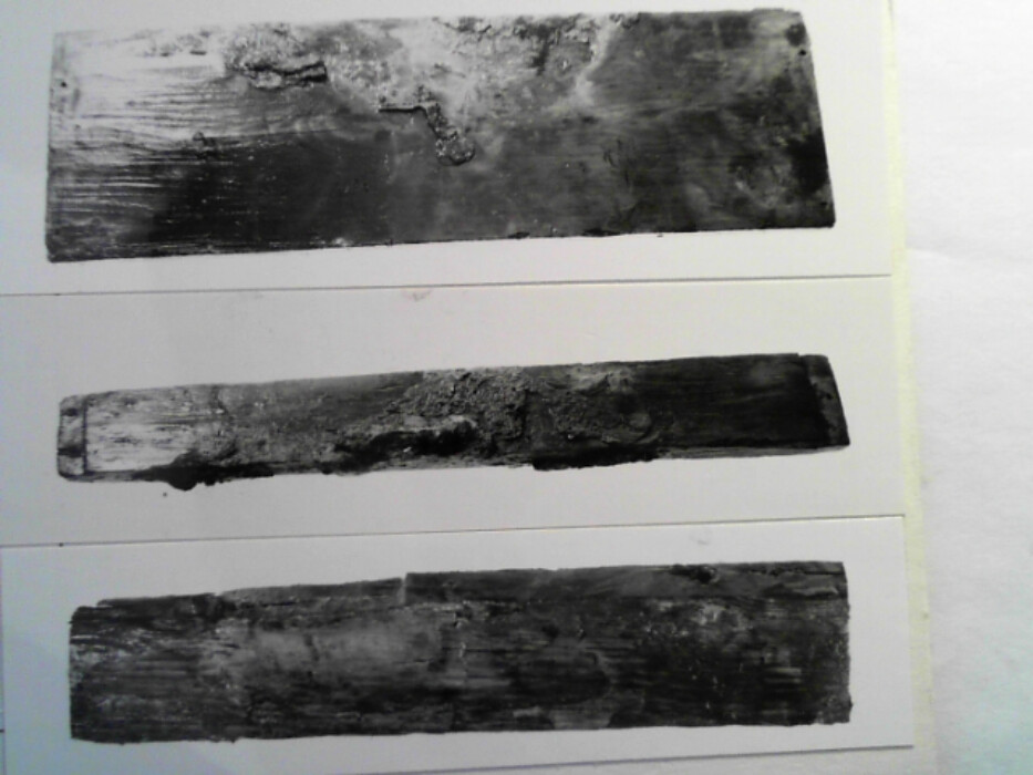 Gran. Kistens langsider er skråttstillet slik at kisten er smalere ned enn oppe. Bunnen består av 2 planker tykkelse 2,2. Fra bunnen er slått spiker med store hoder opp i kistens sidebord. Spikernes hoder er diameter 1,5 og deres side er 0,6 x 0,4. Kortsidene er trapesformete hver av dem laget av 2 bord tykkelse 1,75. I sidene på dem er dels tappet inn trenagler dels slått inn spiker fra langsidenes ender. Vel 20 fra bunnen er i hvert endestykke 2 hull med diameter 1 og 7 fra hverandre. Disse er for hankene. I ett av hullene satt det igjen rester av tau som var slått av 3 kordeler. Det smale bordet nederst i forkant er bredde 8,4 og tykkelse 3 nederst. oppe er det tykkelse 2,6. Det smale bordet nederst på baksiden er 8,3 i ene enden og smalner til 6,9. Det er 2,6 tykt nederst og 2,1 tykt oppe. De øvre brede bordene er tykkelse 2,3 og henholdsvis bredde 10,7 og 9,5. Det smale bordet i forkant har på oversiden 3 spor etter tretapper diameter 1 i overkant men ettersom det ikke er tilsvarende hull i nederkant av det ovenforstående brede bord tyder dette på at kisten er reparert med et nytt bord i nedre forkant. Dette kan forklare hakkene i sidene av endestykkene. I de lange bordene er det i hjørnet en dyp utsparing for de tilstøtende kortsider. I hjørnene er tappene slått inn fra langsidene. De syns å ha vært tretapper men av vekslende dimensjoner. På de brede øvre plankene er i midten tre tapper på hver side med diameter 1 og lengde 8. På hver side av dem er en mindre nagle diameter 0,6. I de nedre smale fjelene har trenaglene delvis vært erstattet med spiker med store hoder. :: Kisten har hatt lokk festet til 2 brede jernbånd som har gått ned på baksiden ca 11,5 fra yttersiden. Kisten har i forsiden nøkkelhull og spor etter beslag om dette festet med 2 spiker. På innersiden utsparing for selve låsen som har vært dekket av et beslag med buet profil.