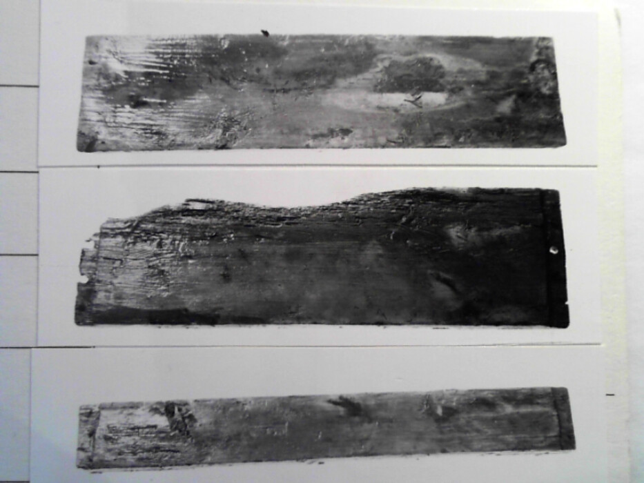 Gran. Kistens langsider er skråttstillet slik at kisten er smalere ned enn oppe. Bunnen består av 2 planker tykkelse 2,2. Fra bunnen er slått spiker med store hoder opp i kistens sidebord. Spikernes hoder er diameter 1,5 og deres side er 0,6 x 0,4. Kortsidene er trapesformete hver av dem laget av 2 bord tykkelse 1,75. I sidene på dem er dels tappet inn trenagler dels slått inn spiker fra langsidenes ender. Vel 20 fra bunnen er i hvert endestykke 2 hull med diameter 1 og 7 fra hverandre. Disse er for hankene. I ett av hullene satt det igjen rester av tau som var slått av 3 kordeler. Det smale bordet nederst i forkant er bredde 8,4 og tykkelse 3 nederst. oppe er det tykkelse 2,6. Det smale bordet nederst på baksiden er 8,3 i ene enden og smalner til 6,9. Det er 2,6 tykt nederst og 2,1 tykt oppe. De øvre brede bordene er tykkelse 2,3 og henholdsvis bredde 10,7 og 9,5. Det smale bordet i forkant har på oversiden 3 spor etter tretapper diameter 1 i overkant men ettersom det ikke er tilsvarende hull i nederkant av det ovenforstående brede bord tyder dette på at kisten er reparert med et nytt bord i nedre forkant. Dette kan forklare hakkene i sidene av endestykkene. I de lange bordene er det i hjørnet en dyp utsparing for de tilstøtende kortsider. I hjørnene er tappene slått inn fra langsidene. De syns å ha vært tretapper men av vekslende dimensjoner. På de brede øvre plankene er i midten tre tapper på hver side med diameter 1 og lengde 8. På hver side av dem er en mindre nagle diameter 0,6. I de nedre smale fjelene har trenaglene delvis vært erstattet med spiker med store hoder. :: Kisten har hatt lokk festet til 2 brede jernbånd som har gått ned på baksiden ca 11,5 fra yttersiden. Kisten har i forsiden nøkkelhull og spor etter beslag om dette festet med 2 spiker. På innersiden utsparing for selve låsen som har vært dekket av et beslag med buet profil.