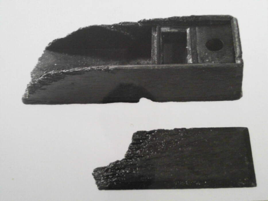 eik. skrinet har skyvelokk bredde 7,3. skrinet er sinket sammen i hjørnene. i ene enden to rom. det ytterste er dekket av et lokk med et rundt hull i diam 1,9. under lokket på hver side en treklamp antagelig for å støtte en blekkflaske. over det andre rommet spor etter jernblikk antagelig sandhus. :: innhold : nr 1473a til nr 1473r. :: 