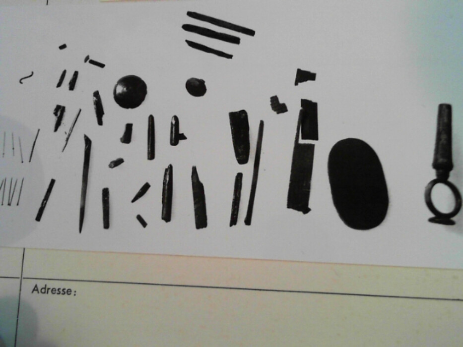 eik. skrinet har skyvelokk bredde 7,3. skrinet er sinket sammen i hjørnene. i ene enden to rom. det ytterste er dekket av et lokk med et rundt hull i diam 1,9. under lokket på hver side en treklamp antagelig for å støtte en blekkflaske. over det andre rommet spor etter jernblikk antagelig sandhus. :: innhold : nr 1473a til nr 1473r. :: 