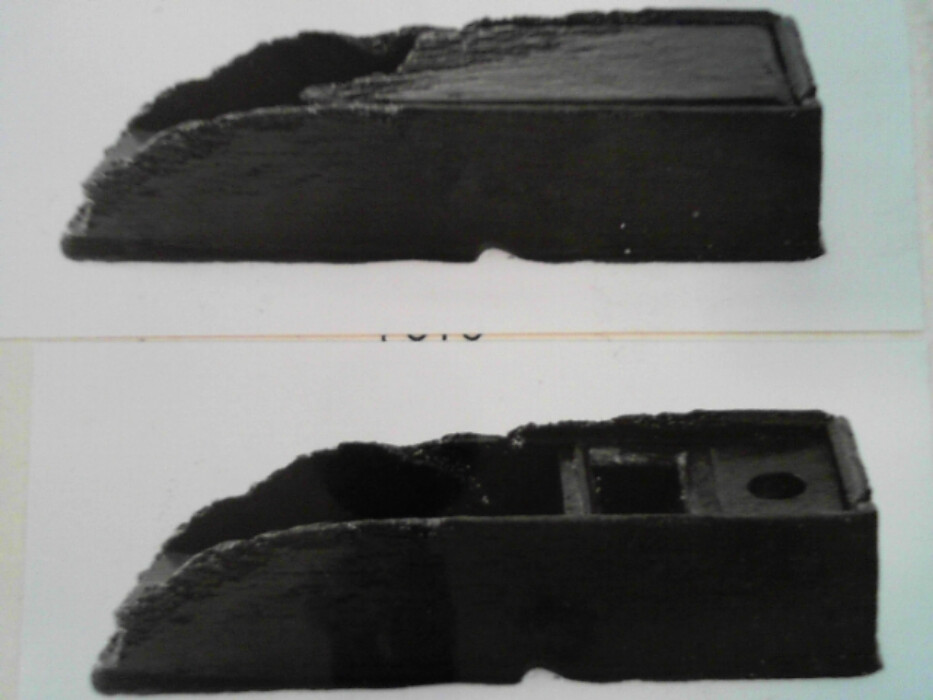 eik. skrinet har skyvelokk bredde 7,3. skrinet er sinket sammen i hjørnene. i ene enden to rom. det ytterste er dekket av et lokk med et rundt hull i diam 1,9. under lokket på hver side en treklamp antagelig for å støtte en blekkflaske. over det andre rommet spor etter jernblikk antagelig sandhus. :: innhold : nr 1473a til nr 1473r. :: 