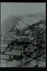 Et tettsted med flere bygninger i en dal. Åsside til høyre o