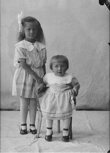 Portrett av to jenter.