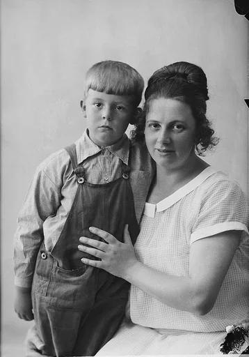 Portrett av kvinne med gutt.