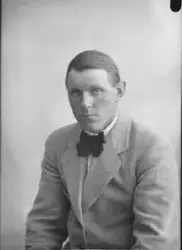 portrett av en mann.