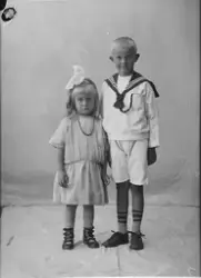 Portrett av en gutt og jente