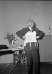 Oppvisningen "Husmoren velkledd i hjemmet"