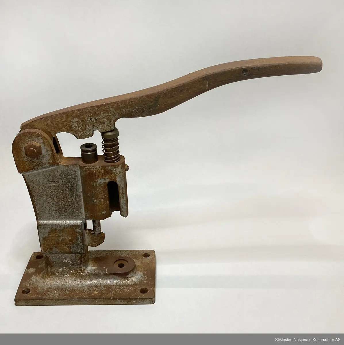 Maljeapprat i støpjern, mye rust. Rester av sølvfarge. Ingen merker.