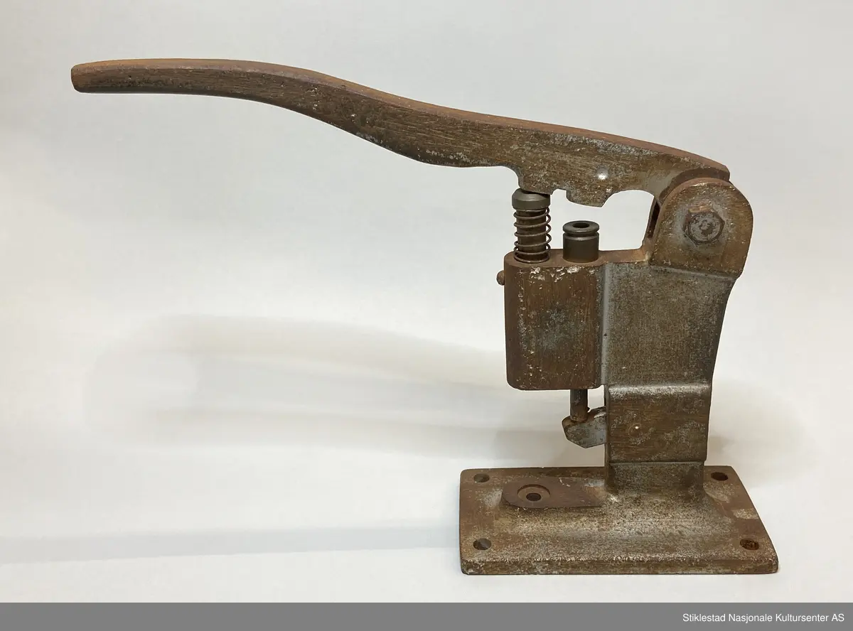 Maljeapprat i støpjern, mye rust. Rester av sølvfarge. Ingen merker.