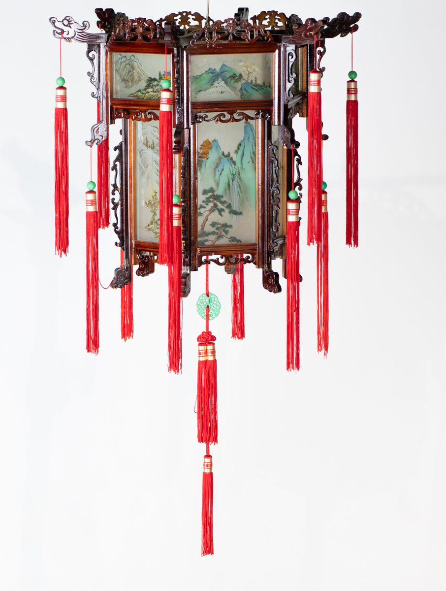 Glassvinduene (12 ulike) er malt i tradisjonell kinesisk stil med dekorative landskapsmotiver som viser fjell, trær og bygninger.