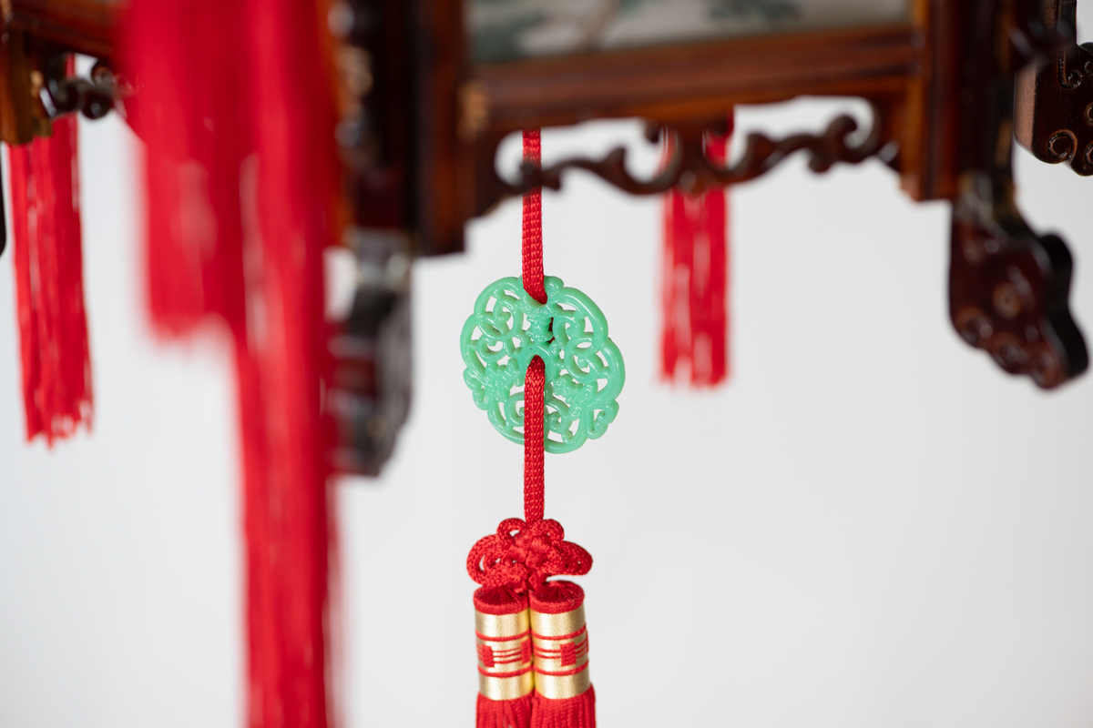 Glassvinduene (12 ulike) er malt i tradisjonell kinesisk stil med dekorative landskapsmotiver som viser fjell, trær og bygninger.