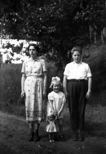 Ukjente gruppe, kvinne, jente med dukke og gutt.