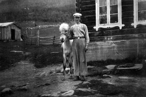 Johannes Rindal med Blakken på gardtunet.