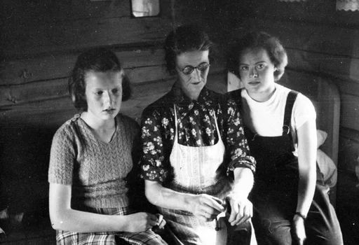 Kari Rindal, Rønnaug Rindal og Liv Rindalsmoen maler kaffe.