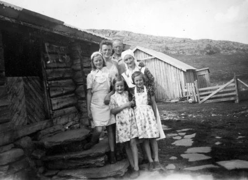 Utanfor seterstugu til Uppistugu Rindal på Ivaslåen på Dovreskogen.