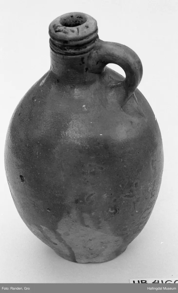 Leirkrukke, brennevinskrukke med en hank.