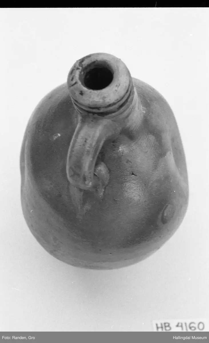 Leirkrukke, brennevinskrukke med en hank.