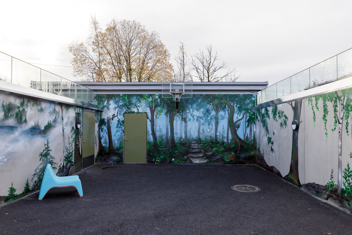 I utførelsen av veggmaleriene har Xenz tatt utgangspunkt i de fysiske og naturlige omgivelsene rundt stedet, inkludert lyset, vegetasjonen, linjene og strukturen i landskapet. Uterommene er sentralt plassert mellom ungdomssenterets lokaler og omkringliggende natur. Trær og vegetasjon i de to veggmaleriene går i direkte i dialog med trær og vegetasjon utenfor betongveggene, og nedtoner skillet mellom utenfor og innenfor veggene. Ved å vende blikket også utover veggene på stedet/ utearealet kan motivene symbolisere en overgang og håp.

Xenz har jobbet med veggens karakter som en aktiv del av verket. Han dekker veggene i ulik grad med motivene og lar andre deler stå åpne og synlig. Overflatene, med sine spor av tid, vær og bruk, blir dermed en del av fortellingen i kunstverket og gir en dynamisk opplevelse av verket. Disse «pausene» i betongen gir også større tolkningsrom. De inviterer betrakteren til å fylle inn mening selv, og gjør at motivene oppleves som roligere og mindre påtrengende. I stedet for å kreve umiddelbar oppmerksomhet, kan kunstverket leve side om side med omgivelsene.