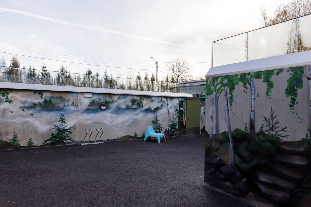 I utførelsen av veggmaleriene har Xenz tatt utgangspunkt i de fysiske og naturlige omgivelsene rundt stedet, inkludert lyset, vegetasjonen, linjene og strukturen i landskapet. Uterommene er sentralt plassert mellom ungdomssenterets lokaler og omkringliggende natur. Trær og vegetasjon i de to veggmaleriene går i direkte i dialog med trær og vegetasjon utenfor betongveggene, og nedtoner skillet mellom utenfor og innenfor veggene. Ved å vende blikket også utover veggene på stedet/ utearealet kan motivene symbolisere en overgang og håp.

Xenz har jobbet med veggens karakter som en aktiv del av verket. Han dekker veggene i ulik grad med motivene og lar andre deler stå åpne og synlig. Overflatene, med sine spor av tid, vær og bruk, blir dermed en del av fortellingen i kunstverket og gir en dynamisk opplevelse av verket. Disse «pausene» i betongen gir også større tolkningsrom. De inviterer betrakteren til å fylle inn mening selv, og gjør at motivene oppleves som roligere og mindre påtrengende. I stedet for å kreve umiddelbar oppmerksomhet, kan kunstverket leve side om side med omgivelsene.