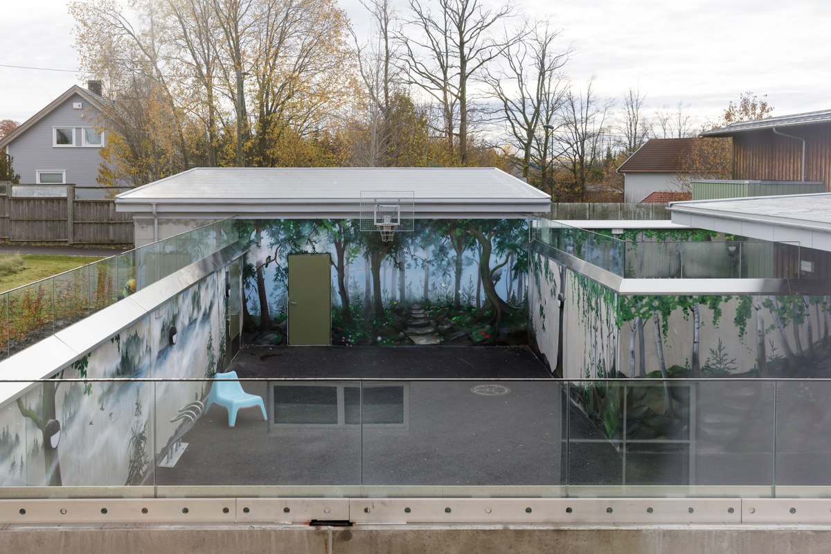 I utførelsen av veggmaleriene har Xenz tatt utgangspunkt i de fysiske og naturlige omgivelsene rundt stedet, inkludert lyset, vegetasjonen, linjene og strukturen i landskapet. Uterommene er sentralt plassert mellom ungdomssenterets lokaler og omkringliggende natur. Trær og vegetasjon i de to veggmaleriene går i direkte i dialog med trær og vegetasjon utenfor betongveggene, og nedtoner skillet mellom utenfor og innenfor veggene. Ved å vende blikket også utover veggene på stedet/ utearealet kan motivene symbolisere en overgang og håp.

Xenz har jobbet med veggens karakter som en aktiv del av verket. Han dekker veggene i ulik grad med motivene og lar andre deler stå åpne og synlig. Overflatene, med sine spor av tid, vær og bruk, blir dermed en del av fortellingen i kunstverket og gir en dynamisk opplevelse av verket. Disse «pausene» i betongen gir også større tolkningsrom. De inviterer betrakteren til å fylle inn mening selv, og gjør at motivene oppleves som roligere og mindre påtrengende. I stedet for å kreve umiddelbar oppmerksomhet, kan kunstverket leve side om side med omgivelsene.