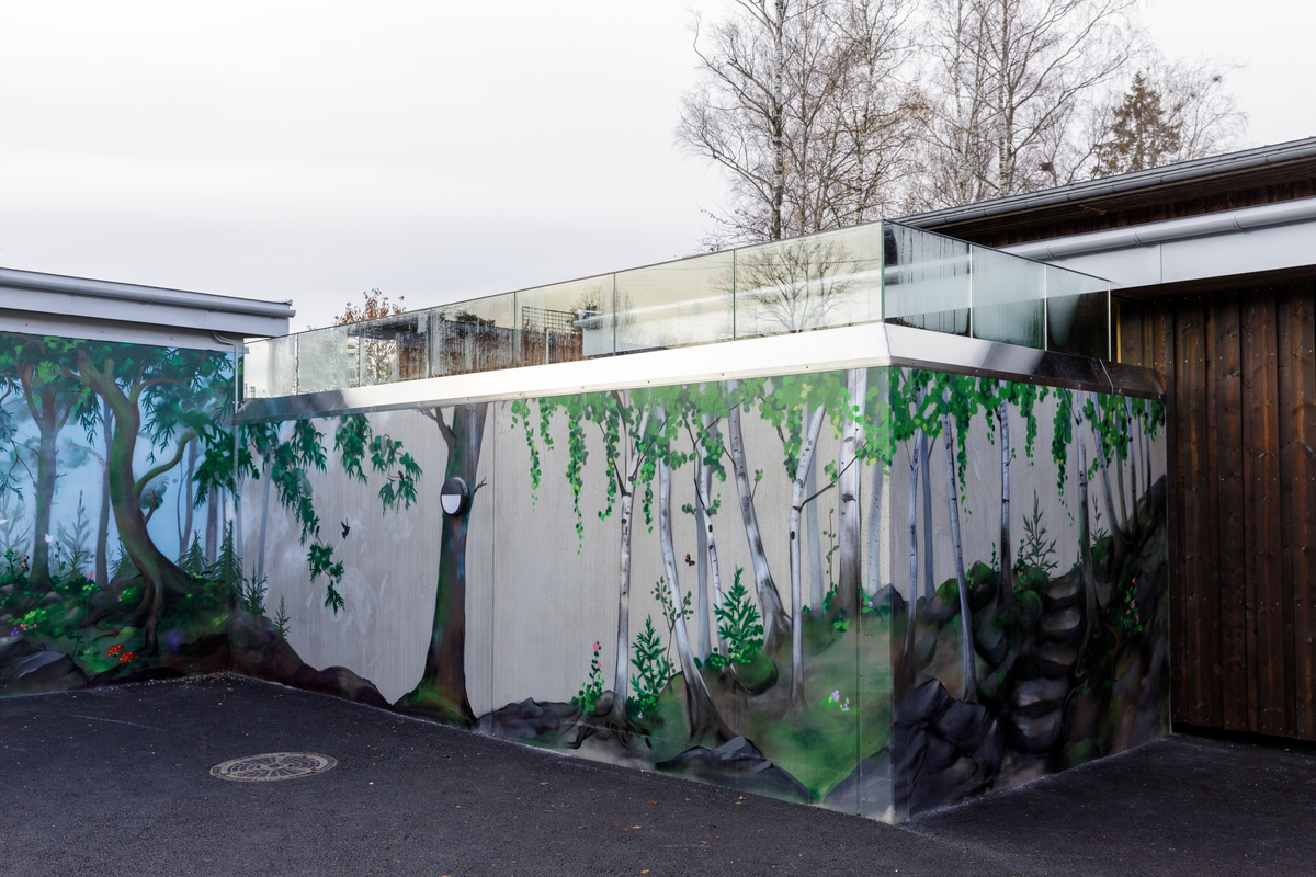 I utførelsen av veggmaleriene har Xenz tatt utgangspunkt i de fysiske og naturlige omgivelsene rundt stedet, inkludert lyset, vegetasjonen, linjene og strukturen i landskapet. Uterommene er sentralt plassert mellom ungdomssenterets lokaler og omkringliggende natur. Trær og vegetasjon i de to veggmaleriene går i direkte i dialog med trær og vegetasjon utenfor betongveggene, og nedtoner skillet mellom utenfor og innenfor veggene. Ved å vende blikket også utover veggene på stedet/ utearealet kan motivene symbolisere en overgang og håp.

Xenz har jobbet med veggens karakter som en aktiv del av verket. Han dekker veggene i ulik grad med motivene og lar andre deler stå åpne og synlig. Overflatene, med sine spor av tid, vær og bruk, blir dermed en del av fortellingen i kunstverket og gir en dynamisk opplevelse av verket. Disse «pausene» i betongen gir også større tolkningsrom. De inviterer betrakteren til å fylle inn mening selv, og gjør at motivene oppleves som roligere og mindre påtrengende. I stedet for å kreve umiddelbar oppmerksomhet, kan kunstverket leve side om side med omgivelsene.