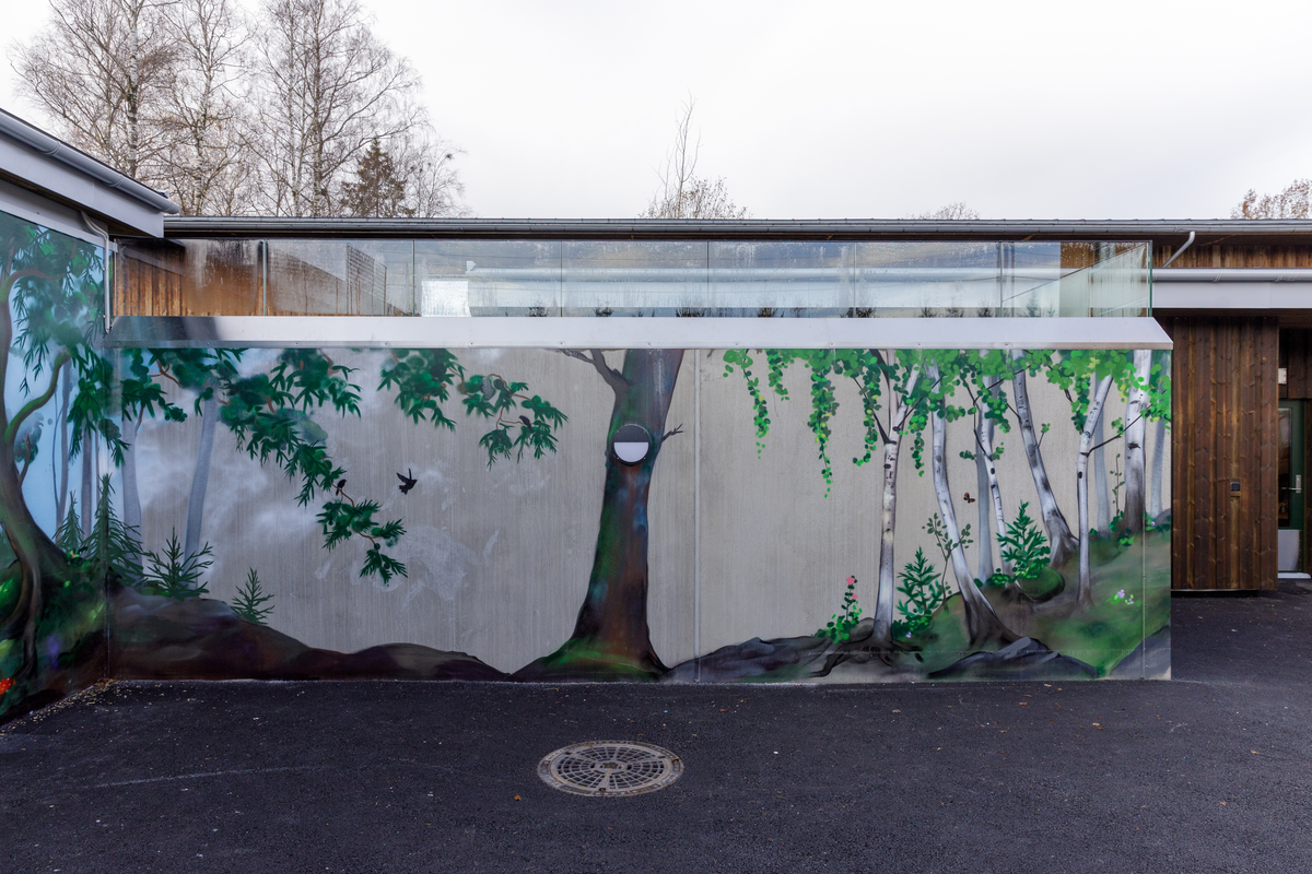 I utførelsen av veggmaleriene har Xenz tatt utgangspunkt i de fysiske og naturlige omgivelsene rundt stedet, inkludert lyset, vegetasjonen, linjene og strukturen i landskapet. Uterommene er sentralt plassert mellom ungdomssenterets lokaler og omkringliggende natur. Trær og vegetasjon i de to veggmaleriene går i direkte i dialog med trær og vegetasjon utenfor betongveggene, og nedtoner skillet mellom utenfor og innenfor veggene. Ved å vende blikket også utover veggene på stedet/ utearealet kan motivene symbolisere en overgang og håp.

Xenz har jobbet med veggens karakter som en aktiv del av verket. Han dekker veggene i ulik grad med motivene og lar andre deler stå åpne og synlig. Overflatene, med sine spor av tid, vær og bruk, blir dermed en del av fortellingen i kunstverket og gir en dynamisk opplevelse av verket. Disse «pausene» i betongen gir også større tolkningsrom. De inviterer betrakteren til å fylle inn mening selv, og gjør at motivene oppleves som roligere og mindre påtrengende. I stedet for å kreve umiddelbar oppmerksomhet, kan kunstverket leve side om side med omgivelsene.