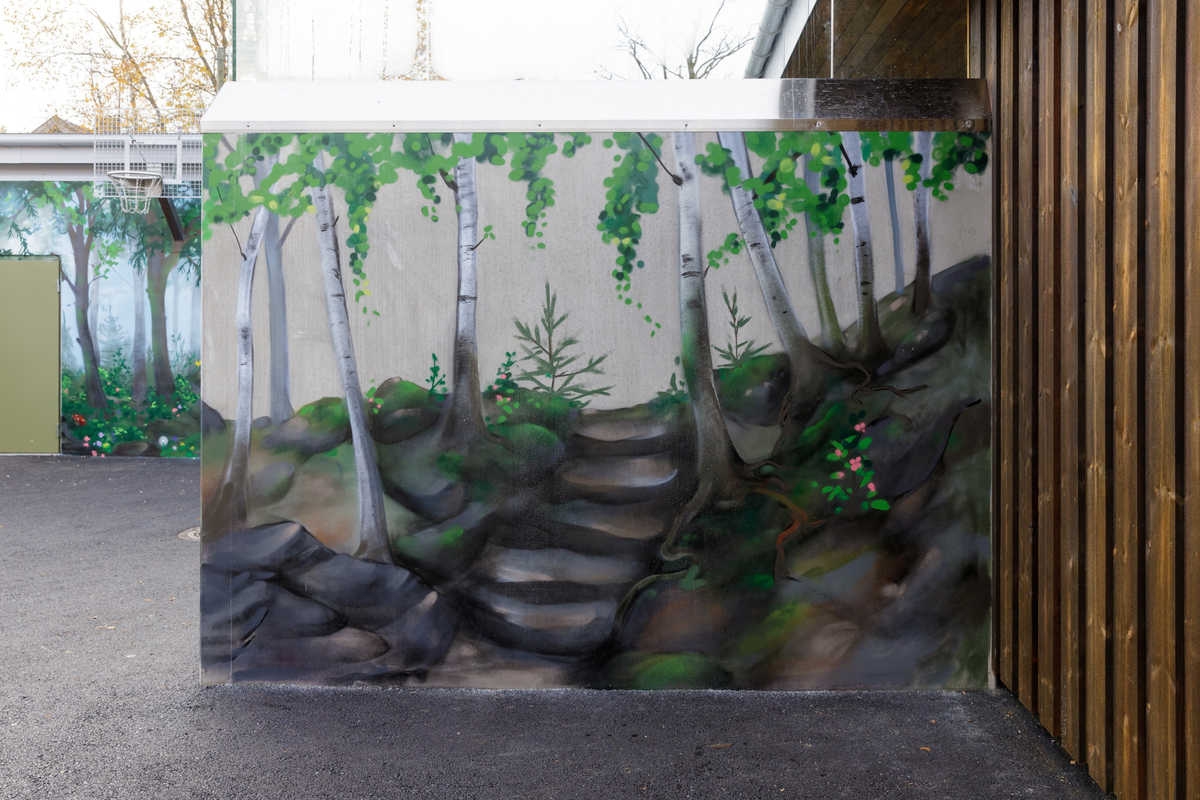 I utførelsen av veggmaleriene har Xenz tatt utgangspunkt i de fysiske og naturlige omgivelsene rundt stedet, inkludert lyset, vegetasjonen, linjene og strukturen i landskapet. Uterommene er sentralt plassert mellom ungdomssenterets lokaler og omkringliggende natur. Trær og vegetasjon i de to veggmaleriene går i direkte i dialog med trær og vegetasjon utenfor betongveggene, og nedtoner skillet mellom utenfor og innenfor veggene. Ved å vende blikket også utover veggene på stedet/ utearealet kan motivene symbolisere en overgang og håp.

Xenz har jobbet med veggens karakter som en aktiv del av verket. Han dekker veggene i ulik grad med motivene og lar andre deler stå åpne og synlig. Overflatene, med sine spor av tid, vær og bruk, blir dermed en del av fortellingen i kunstverket og gir en dynamisk opplevelse av verket. Disse «pausene» i betongen gir også større tolkningsrom. De inviterer betrakteren til å fylle inn mening selv, og gjør at motivene oppleves som roligere og mindre påtrengende. I stedet for å kreve umiddelbar oppmerksomhet, kan kunstverket leve side om side med omgivelsene.