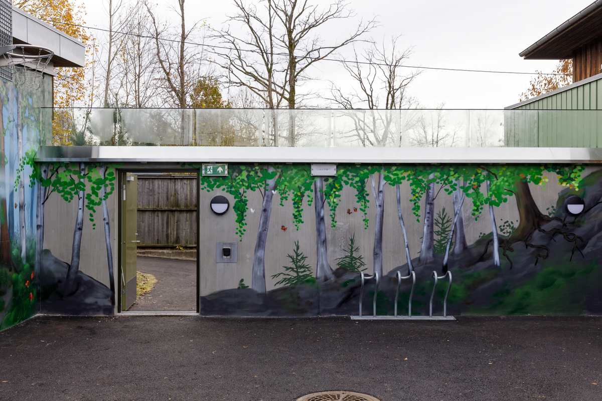 I utførelsen av veggmaleriene har Xenz tatt utgangspunkt i de fysiske og naturlige omgivelsene rundt stedet, inkludert lyset, vegetasjonen, linjene og strukturen i landskapet. Uterommene er sentralt plassert mellom ungdomssenterets lokaler og omkringliggende natur. Trær og vegetasjon i de to veggmaleriene går i direkte i dialog med trær og vegetasjon utenfor betongveggene, og nedtoner skillet mellom utenfor og innenfor veggene. Ved å vende blikket også utover veggene på stedet/ utearealet kan motivene symbolisere en overgang og håp.

Xenz har jobbet med veggens karakter som en aktiv del av verket. Han dekker veggene i ulik grad med motivene og lar andre deler stå åpne og synlig. Overflatene, med sine spor av tid, vær og bruk, blir dermed en del av fortellingen i kunstverket og gir en dynamisk opplevelse av verket. Disse «pausene» i betongen gir også større tolkningsrom. De inviterer betrakteren til å fylle inn mening selv, og gjør at motivene oppleves som roligere og mindre påtrengende. I stedet for å kreve umiddelbar oppmerksomhet, kan kunstverket leve side om side med omgivelsene.