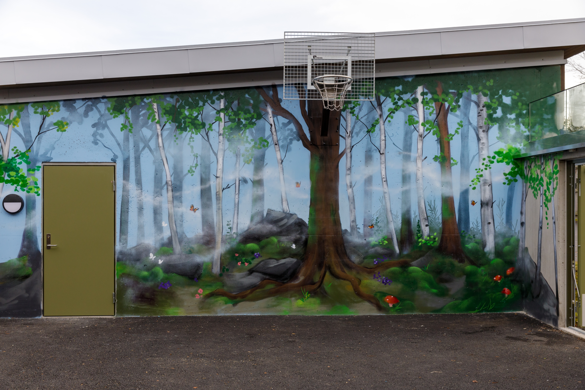 I utførelsen av veggmaleriene har Xenz tatt utgangspunkt i de fysiske og naturlige omgivelsene rundt stedet, inkludert lyset, vegetasjonen, linjene og strukturen i landskapet. Uterommene er sentralt plassert mellom ungdomssenterets lokaler og omkringliggende natur. Trær og vegetasjon i de to veggmaleriene går i direkte i dialog med trær og vegetasjon utenfor betongveggene, og nedtoner skillet mellom utenfor og innenfor veggene. Ved å vende blikket også utover veggene på stedet/ utearealet kan motivene symbolisere en overgang og håp.

Xenz har jobbet med veggens karakter som en aktiv del av verket. Han dekker veggene i ulik grad med motivene og lar andre deler stå åpne og synlig. Overflatene, med sine spor av tid, vær og bruk, blir dermed en del av fortellingen i kunstverket og gir en dynamisk opplevelse av verket. Disse «pausene» i betongen gir også større tolkningsrom. De inviterer betrakteren til å fylle inn mening selv, og gjør at motivene oppleves som roligere og mindre påtrengende. I stedet for å kreve umiddelbar oppmerksomhet, kan kunstverket leve side om side med omgivelsene.