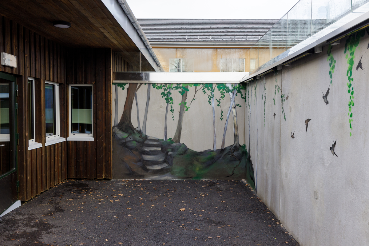 I utførelsen av veggmaleriene har Xenz tatt utgangspunkt i de fysiske og naturlige omgivelsene rundt stedet, inkludert lyset, vegetasjonen, linjene og strukturen i landskapet. Uterommene er sentralt plassert mellom ungdomssenterets lokaler og omkringliggende natur. Trær og vegetasjon i de to veggmaleriene går i direkte i dialog med trær og vegetasjon utenfor betongveggene, og nedtoner skillet mellom utenfor og innenfor veggene. Ved å vende blikket også utover veggene på stedet/ utearealet kan motivene symbolisere en overgang og håp.

Xenz har jobbet med veggens karakter som en aktiv del av verket. Han dekker veggene i ulik grad med motivene og lar andre deler stå åpne og synlig. Overflatene, med sine spor av tid, vær og bruk, blir dermed en del av fortellingen i kunstverket og gir en dynamisk opplevelse av verket. Disse «pausene» i betongen gir også større tolkningsrom. De inviterer betrakteren til å fylle inn mening selv, og gjør at motivene oppleves som roligere og mindre påtrengende. I stedet for å kreve umiddelbar oppmerksomhet, kan kunstverket leve side om side med omgivelsene.