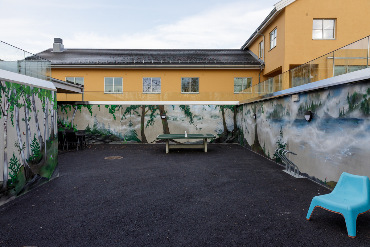 I utførelsen av veggmaleriene har Xenz tatt utgangspunkt i de fysiske og naturlige omgivelsene rundt stedet, inkludert lyset, vegetasjonen, linjene og strukturen i landskapet. Uterommene er sentralt plassert mellom ungdomssenterets lokaler og omkringliggende natur. Trær og vegetasjon i de to veggmaleriene går i direkte i dialog med trær og vegetasjon utenfor betongveggene, og nedtoner skillet mellom utenfor og innenfor veggene. Ved å vende blikket også utover veggene på stedet/ utearealet kan motivene symbolisere en overgang og håp.

Xenz har jobbet med veggens karakter som en aktiv del av verket. Han dekker veggene i ulik grad med motivene og lar andre deler stå åpne og synlig. Overflatene, med sine spor av tid, vær og bruk, blir dermed en del av fortellingen i kunstverket og gir en dynamisk opplevelse av verket. Disse «pausene» i betongen gir også større tolkningsrom. De inviterer betrakteren til å fylle inn mening selv, og gjør at motivene oppleves som roligere og mindre påtrengende. I stedet for å kreve umiddelbar oppmerksomhet, kan kunstverket leve side om side med omgivelsene.