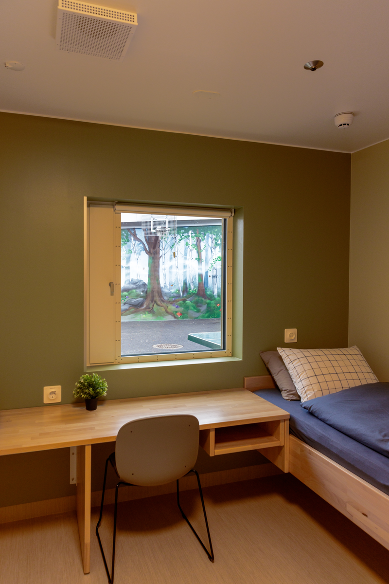 I utførelsen av veggmaleriene har Xenz tatt utgangspunkt i de fysiske og naturlige omgivelsene rundt stedet, inkludert lyset, vegetasjonen, linjene og strukturen i landskapet. Uterommene er sentralt plassert mellom ungdomssenterets lokaler og omkringliggende natur. Trær og vegetasjon i de to veggmaleriene går i direkte i dialog med trær og vegetasjon utenfor betongveggene, og nedtoner skillet mellom utenfor og innenfor veggene. Ved å vende blikket også utover veggene på stedet/ utearealet kan motivene symbolisere en overgang og håp.

Xenz har jobbet med veggens karakter som en aktiv del av verket. Han dekker veggene i ulik grad med motivene og lar andre deler stå åpne og synlig. Overflatene, med sine spor av tid, vær og bruk, blir dermed en del av fortellingen i kunstverket og gir en dynamisk opplevelse av verket. Disse «pausene» i betongen gir også større tolkningsrom. De inviterer betrakteren til å fylle inn mening selv, og gjør at motivene oppleves som roligere og mindre påtrengende. I stedet for å kreve umiddelbar oppmerksomhet, kan kunstverket leve side om side med omgivelsene.