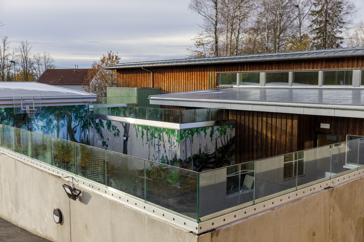 I utførelsen av veggmaleriene har Xenz tatt utgangspunkt i de fysiske og naturlige omgivelsene rundt stedet, inkludert lyset, vegetasjonen, linjene og strukturen i landskapet. Uterommene er sentralt plassert mellom ungdomssenterets lokaler og omkringliggende natur. Trær og vegetasjon i de to veggmaleriene går i direkte i dialog med trær og vegetasjon utenfor betongveggene, og nedtoner skillet mellom utenfor og innenfor veggene. Ved å vende blikket også utover veggene på stedet/ utearealet kan motivene symbolisere en overgang og håp.

Xenz har jobbet med veggens karakter som en aktiv del av verket. Han dekker veggene i ulik grad med motivene og lar andre deler stå åpne og synlig. Overflatene, med sine spor av tid, vær og bruk, blir dermed en del av fortellingen i kunstverket og gir en dynamisk opplevelse av verket. Disse «pausene» i betongen gir også større tolkningsrom. De inviterer betrakteren til å fylle inn mening selv, og gjør at motivene oppleves som roligere og mindre påtrengende. I stedet for å kreve umiddelbar oppmerksomhet, kan kunstverket leve side om side med omgivelsene.