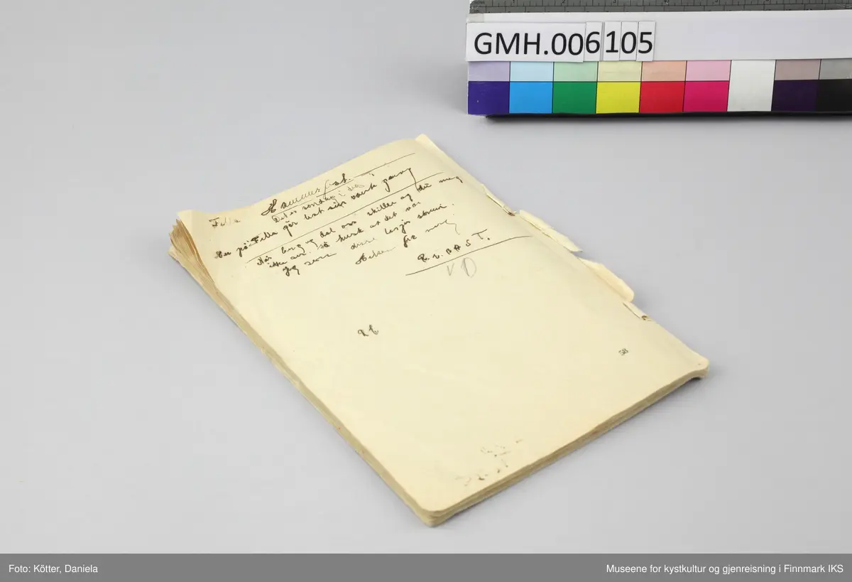 Heftet er en ensfarget trykksak av lysebrunt papir som er stiftet sammen to steder. Heftet er preget av håndtering og alder. Alle sider har brett på hjørnene og stiftene er korroderte. Det finnes merker etter fukt og kruseduller, pene innskrifter i kursiv, innskrifter som er rettet på eller visket ut, men også små tegninger, noen utført med fargeblyanter og gjennompregingner av mynter.  

Barn og trolig også voksne som var sammen med henne på internatet skrev hilsener til henne. 
De som signerte var:
- E. Olsen
- Karen Johannefra, Finnfjord
- Jenny
- Roald Bruun, Slettnesfjord, Sørøya
- Sigmund Johansen
- T. Eide (bror)
- Paula Bruun
- Jacobsen
- N.
- Karsten Hansen, Gåshopen
- Selma Olsen
- Karen Angell
- Fanny
- Torbjørn Eide
- Aud Sjursen
- Eldbjørg, født 14.07.1934
- Sonja Løveid, Gåshopen
- Øyvind Hirsti, Bonakas, Tana
- Aud M. Andersen
- Arnulf Sjursen
- Edel Dagmar Gustavsen, Lakselv
- Inger
- Eilif Pedersen, født 20.11. 1934
- Hjalmar Nilsen, født 12.05.1932
- Jensen, Urelv, Fella
- R.E. Bast