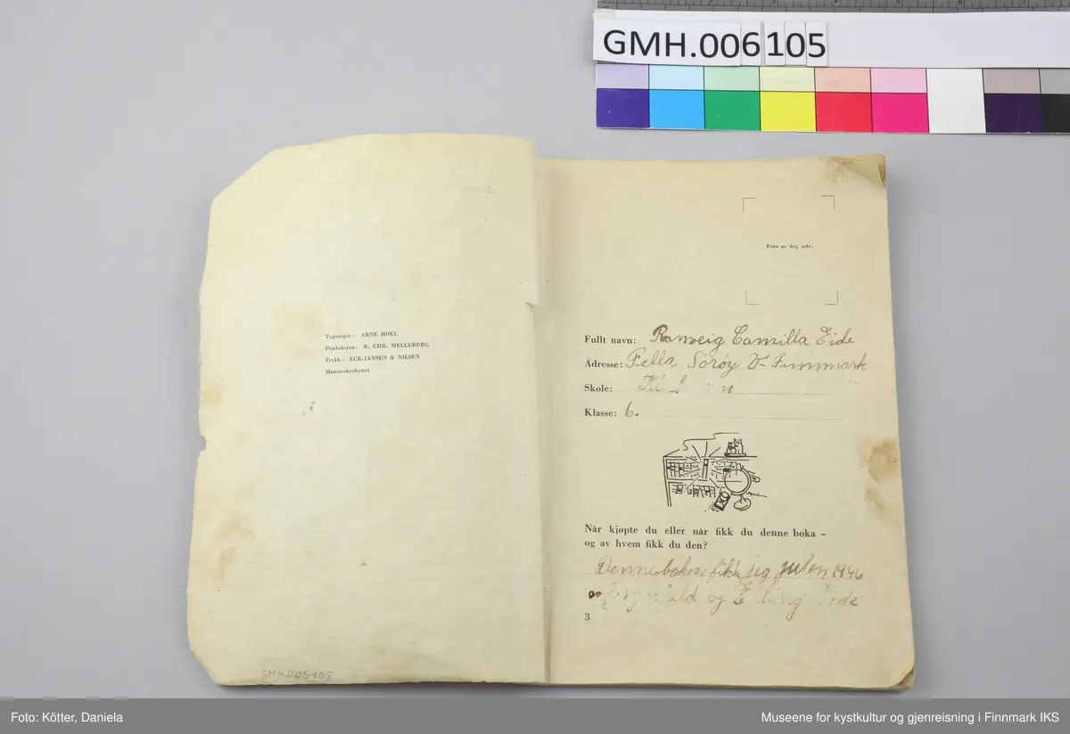 Heftet er en ensfarget trykksak av lysebrunt papir som er stiftet sammen to steder. Heftet er preget av håndtering og alder. Alle sider har brett på hjørnene og stiftene er korroderte. Det finnes merker etter fukt og kruseduller, pene innskrifter i kursiv, innskrifter som er rettet på eller visket ut, men også små tegninger, noen utført med fargeblyanter og gjennompregingner av mynter.  

Barn og trolig også voksne som var sammen med henne på internatet skrev hilsener til henne. 
De som signerte var:
- E. Olsen
- Karen Johannefra, Finnfjord
- Jenny
- Roald Bruun, Slettnesfjord, Sørøya
- Sigmund Johansen
- T. Eide (bror)
- Paula Bruun
- Jacobsen
- N.
- Karsten Hansen, Gåshopen
- Selma Olsen
- Karen Angell
- Fanny
- Torbjørn Eide
- Aud Sjursen
- Eldbjørg, født 14.07.1934
- Sonja Løveid, Gåshopen
- Øyvind Hirsti, Bonakas, Tana
- Aud M. Andersen
- Arnulf Sjursen
- Edel Dagmar Gustavsen, Lakselv
- Inger
- Eilif Pedersen, født 20.11. 1934
- Hjalmar Nilsen, født 12.05.1932
- Jensen, Urelv, Fella
- R.E. Bast