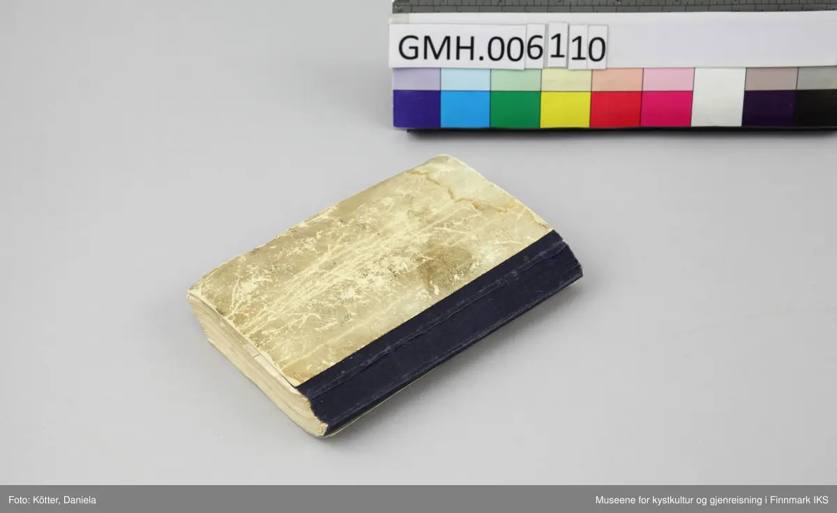 Liten, noe tykkere sangbok med omslag av tynn papp. Påtrykket på omslagets forside er blått.  Lyre-symbol i tittelen og Frelsesarmeens "Blod og ild"-logo nederst til høyre. Ryggen beskyttet med mørkeblå tekstil. En del bruksspor og misfarginger på omslaget. Øverst på forsiden er det en påskrift med blyant som har blitt nærmest uleselig, "Brita Eide".