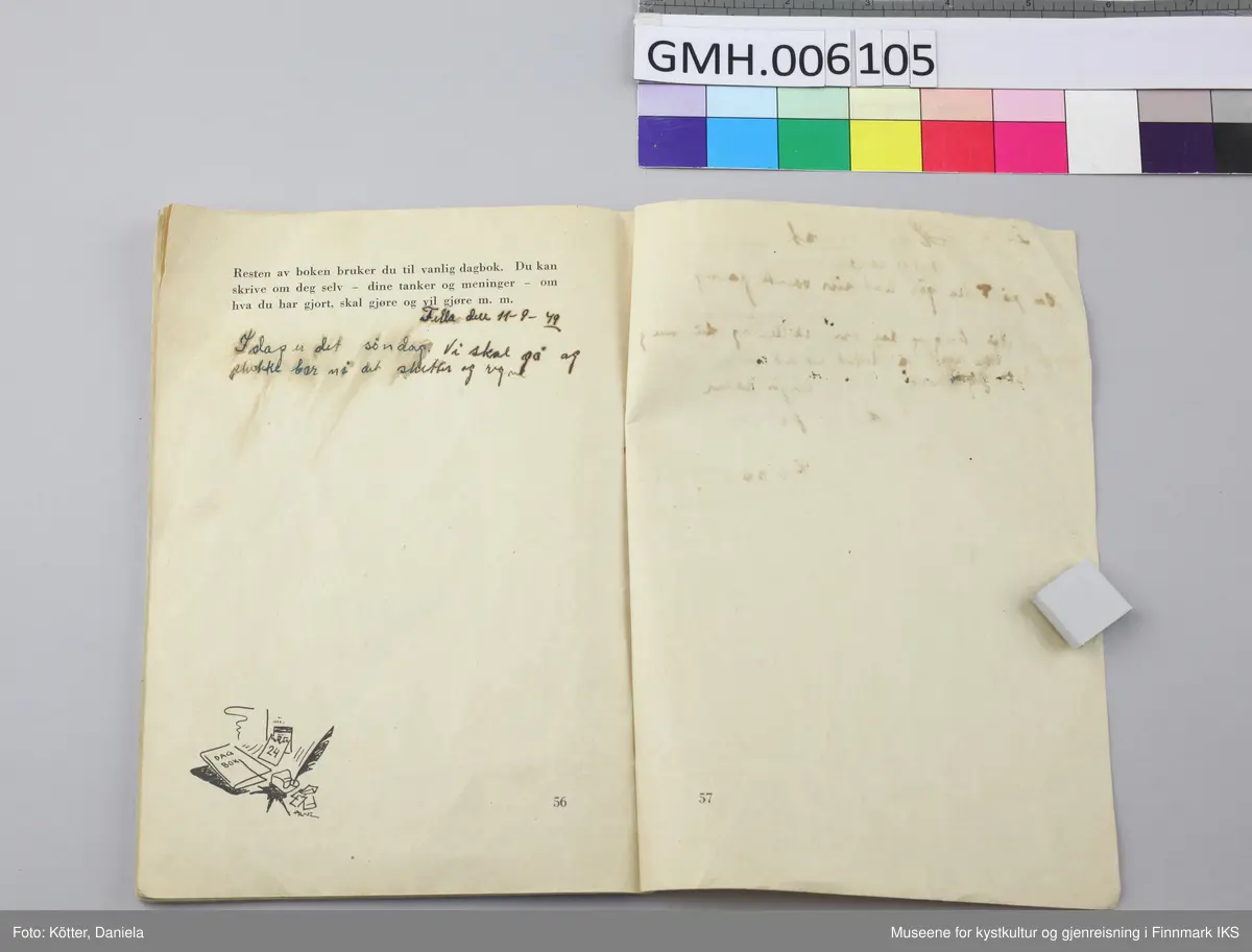 Heftet er en ensfarget trykksak av lysebrunt papir som er stiftet sammen to steder. Heftet er preget av håndtering og alder. Alle sider har brett på hjørnene og stiftene er korroderte. Det finnes merker etter fukt og kruseduller, pene innskrifter i kursiv, innskrifter som er rettet på eller visket ut, men også små tegninger, noen utført med fargeblyanter og gjennompregingner av mynter.  

Barn og trolig også voksne som var sammen med henne på internatet skrev hilsener til henne. 
De som signerte var:
- E. Olsen
- Karen Johannefra, Finnfjord
- Jenny
- Roald Bruun, Slettnesfjord, Sørøya
- Sigmund Johansen
- T. Eide (bror)
- Paula Bruun
- Jacobsen
- N.
- Karsten Hansen, Gåshopen
- Selma Olsen
- Karen Angell
- Fanny
- Torbjørn Eide
- Aud Sjursen
- Eldbjørg, født 14.07.1934
- Sonja Løveid, Gåshopen
- Øyvind Hirsti, Bonakas, Tana
- Aud M. Andersen
- Arnulf Sjursen
- Edel Dagmar Gustavsen, Lakselv
- Inger
- Eilif Pedersen, født 20.11. 1934
- Hjalmar Nilsen, født 12.05.1932
- Jensen, Urelv, Fella
- R.E. Bast