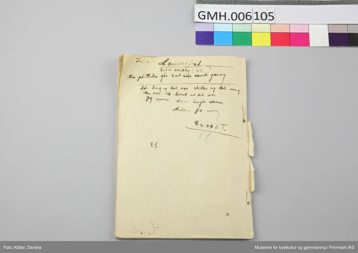 Heftet er en ensfarget trykksak av lysebrunt papir som er stiftet sammen to steder. Heftet er preget av håndtering og alder. Alle sider har brett på hjørnene og stiftene er korroderte. Det finnes merker etter fukt og kruseduller, pene innskrifter i kursiv, innskrifter som er rettet på eller visket ut, men også små tegninger, noen utført med fargeblyanter og gjennompregingner av mynter.  

Barn og trolig også voksne som var sammen med henne på internatet skrev hilsener til henne. 
De som signerte var:
- E. Olsen
- Karen Johannefra, Finnfjord
- Jenny
- Roald Bruun, Slettnesfjord, Sørøya
- Sigmund Johansen
- T. Eide (bror)
- Paula Bruun
- Jacobsen
- N.
- Karsten Hansen, Gåshopen
- Selma Olsen
- Karen Angell
- Fanny
- Torbjørn Eide
- Aud Sjursen
- Eldbjørg, født 14.07.1934
- Sonja Løveid, Gåshopen
- Øyvind Hirsti, Bonakas, Tana
- Aud M. Andersen
- Arnulf Sjursen
- Edel Dagmar Gustavsen, Lakselv
- Inger
- Eilif Pedersen, født 20.11. 1934
- Hjalmar Nilsen, født 12.05.1932
- Jensen, Urelv, Fella
- R.E. Bast