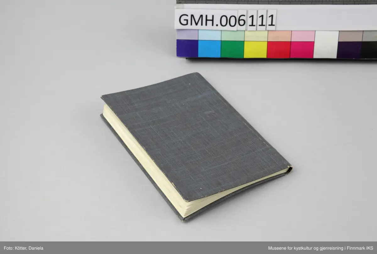 Sangboken har omslag av papp som er trukket med mørkt gråblått, lettmønstret papir. Tittelen, Husmorforbundets runde symbol, bokstavene "N.H." samt en kvinne som huker seg ned og legger hendene sine på et barns armer, er trykket med lett innpregning på omslagets forside i svart. Noen sider har brett på hjørnene. Omslaget er lett bøyd utover. Papirsidene er delvis gulnet. Boka er utført med trådbinding.