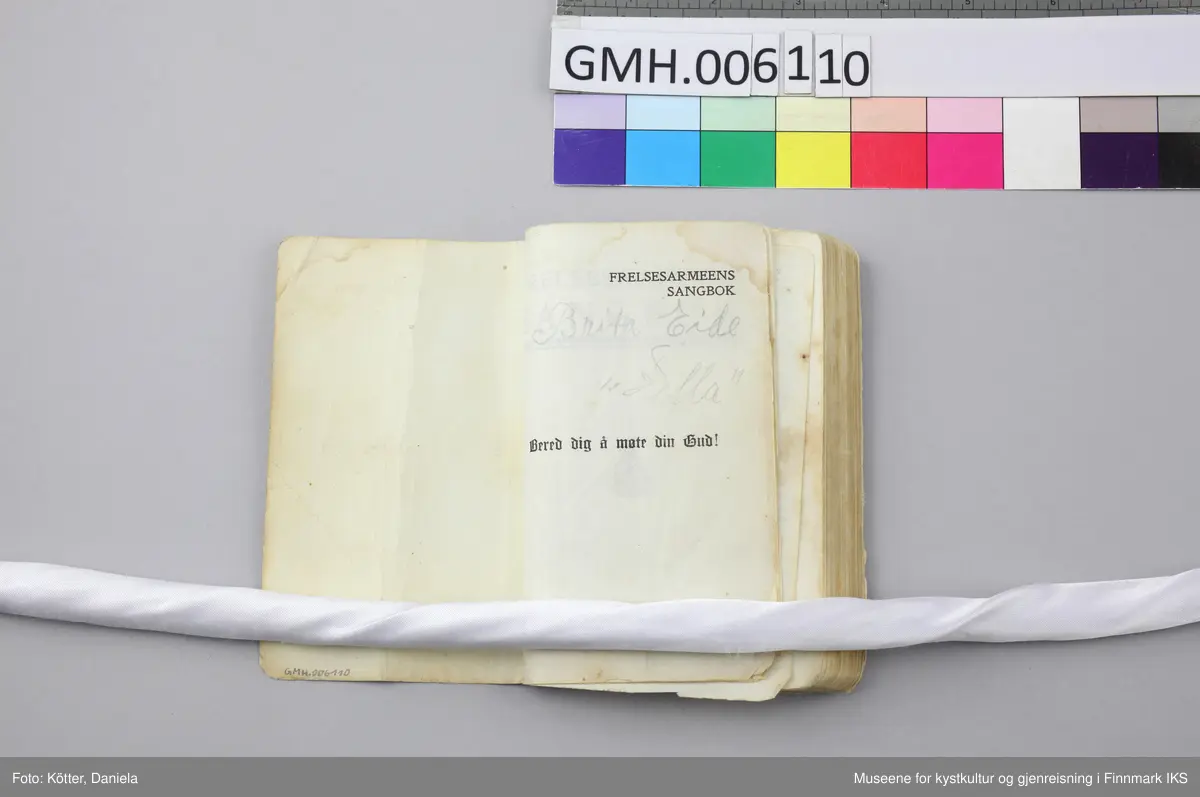 Liten, noe tykkere sangbok med omslag av tynn papp. Påtrykket på omslagets forside er blått.  Lyre-symbol i tittelen og Frelsesarmeens "Blod og ild"-logo nederst til høyre. Ryggen beskyttet med mørkeblå tekstil. En del bruksspor og misfarginger på omslaget. Øverst på forsiden er det en påskrift med blyant som har blitt nærmest uleselig, "Brita Eide".