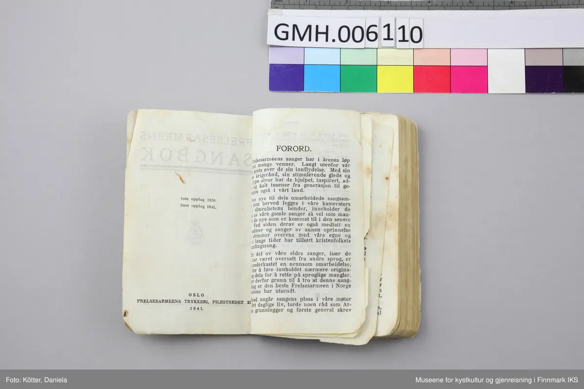 Liten, noe tykkere sangbok med omslag av tynn papp. Påtrykket på omslagets forside er blått.  Lyre-symbol i tittelen og Frelsesarmeens "Blod og ild"-logo nederst til høyre. Ryggen beskyttet med mørkeblå tekstil. En del bruksspor og misfarginger på omslaget. Øverst på forsiden er det en påskrift med blyant som har blitt nærmest uleselig, "Brita Eide".